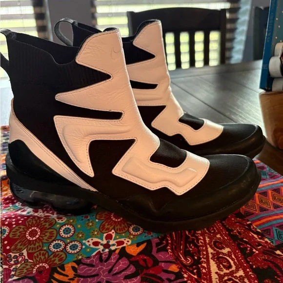 Nike Women's Black and White Vapormax Sneakers - Picture 5 of 11